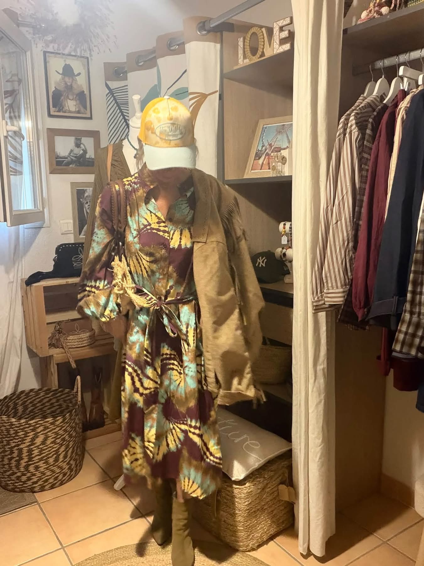 Robe tie-dye portée avec les autres pièces du look